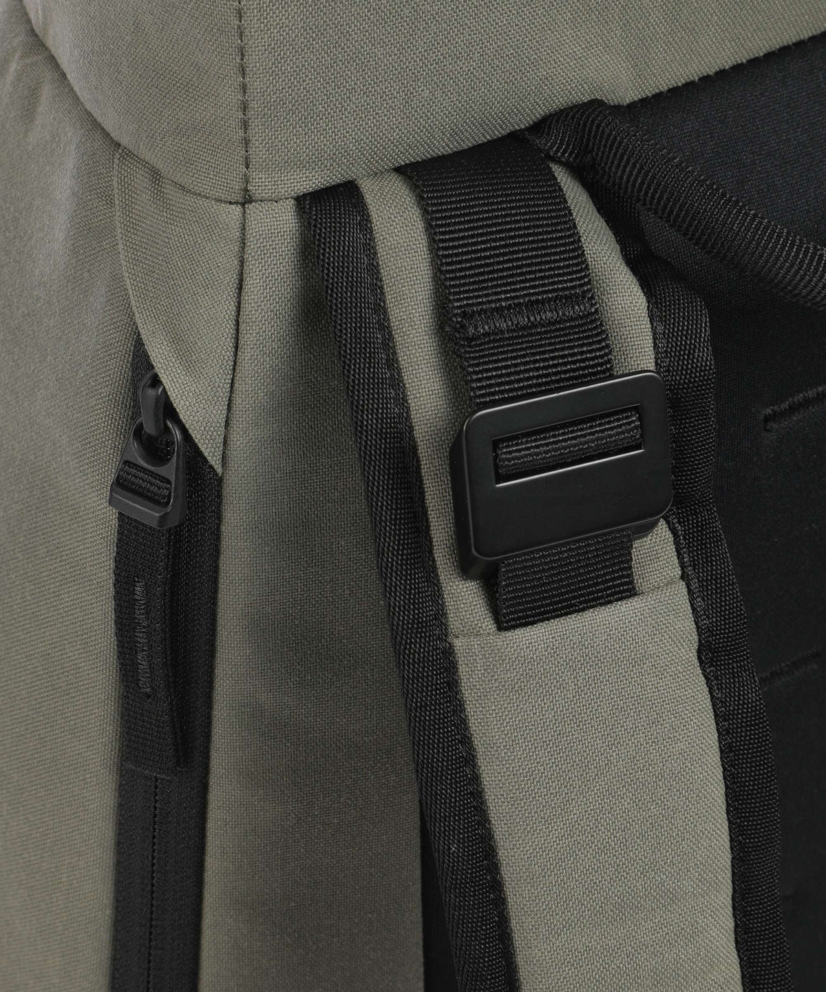 Db Hugger 20L Backpack forest green