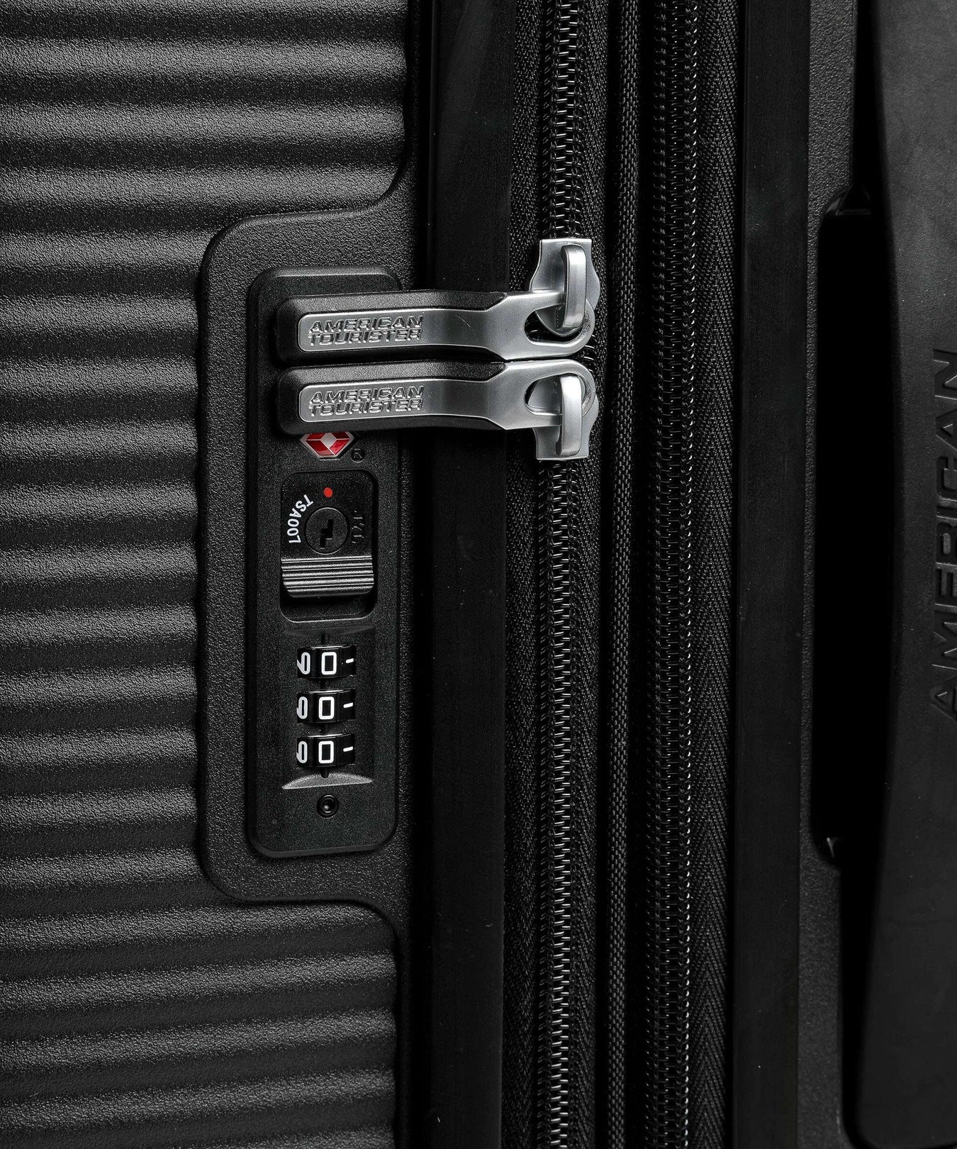 American Tourister Soundbox Spinner (4 wheels) bass black