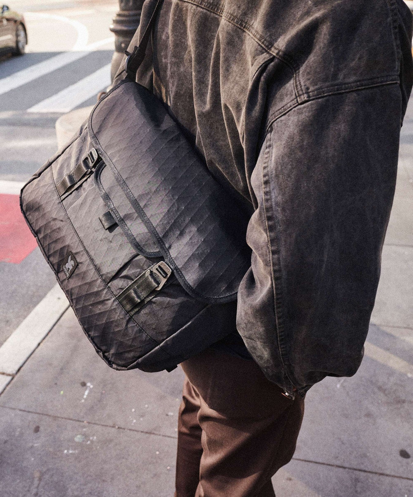 Chrome Midtown 20L Messenger bag sandstone
