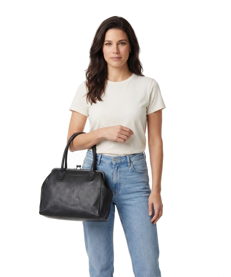 The Chesterfield Brand Wax Pull Up Cow Dorin Shoulder bag black